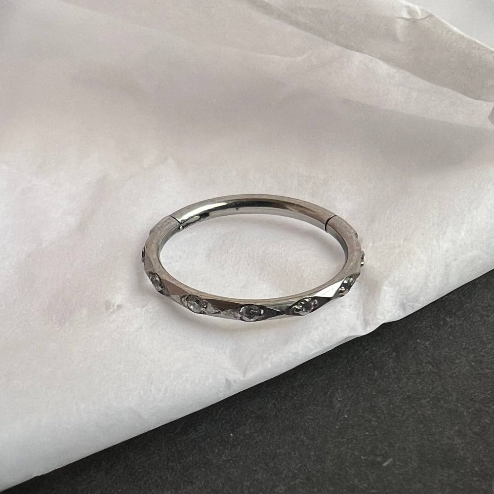 Tytanowy kolczyk CLICKER srebrny z cyrkoniami – kółko do piercingu helix conch