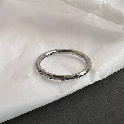 Tytanowy kolczyk CLICKER srebrny z cyrkoniami – kółko do piercingu helix conch