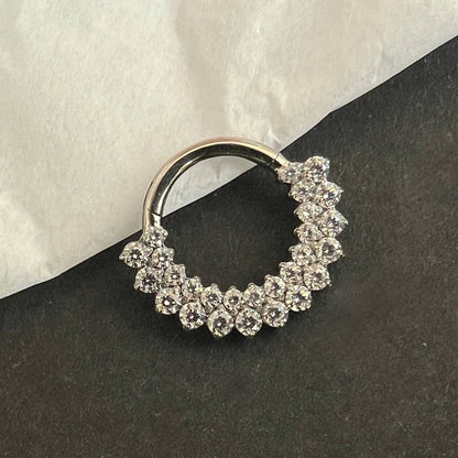 Tytanowy clicker srebny  podwójny  cyrkoniami – kolczyk do piercingu ucha