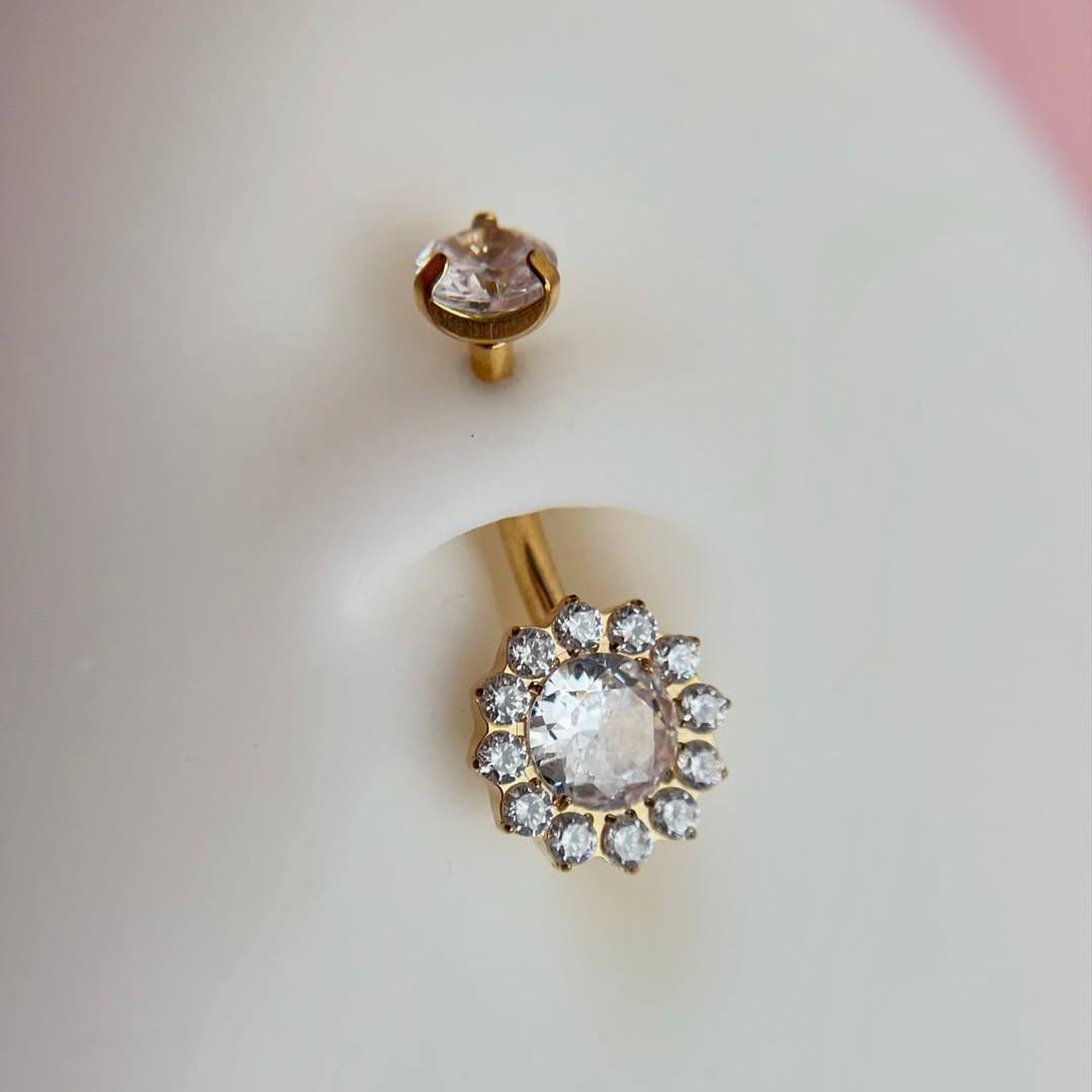 Tytanowy złoty kolczyk do pępka w kształcie kwiatka z cyrkoniami