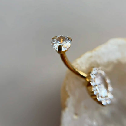 Tytanowy złoty kolczyk do pępka w kształcie kwiatka z cyrkoniami