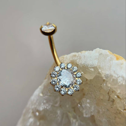 Tytanowy złoty kolczyk do pępka w kształcie kwiatka z cyrkoniami