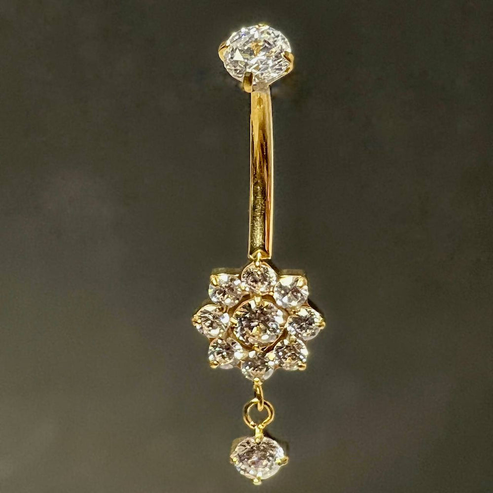 TYTANOWY  KOLCZYK  DO PĘPKA  ZŁOTY KWIAT Z  BIAŁYMI CYRKONIAMI