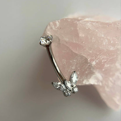 Tytanowy kolczyk do pępka – banan z białymi kryształkami