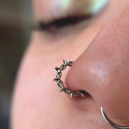 Tytanowy clicker G23 z ćwiekami – srebrny kolczyk do piercingu septum i daith