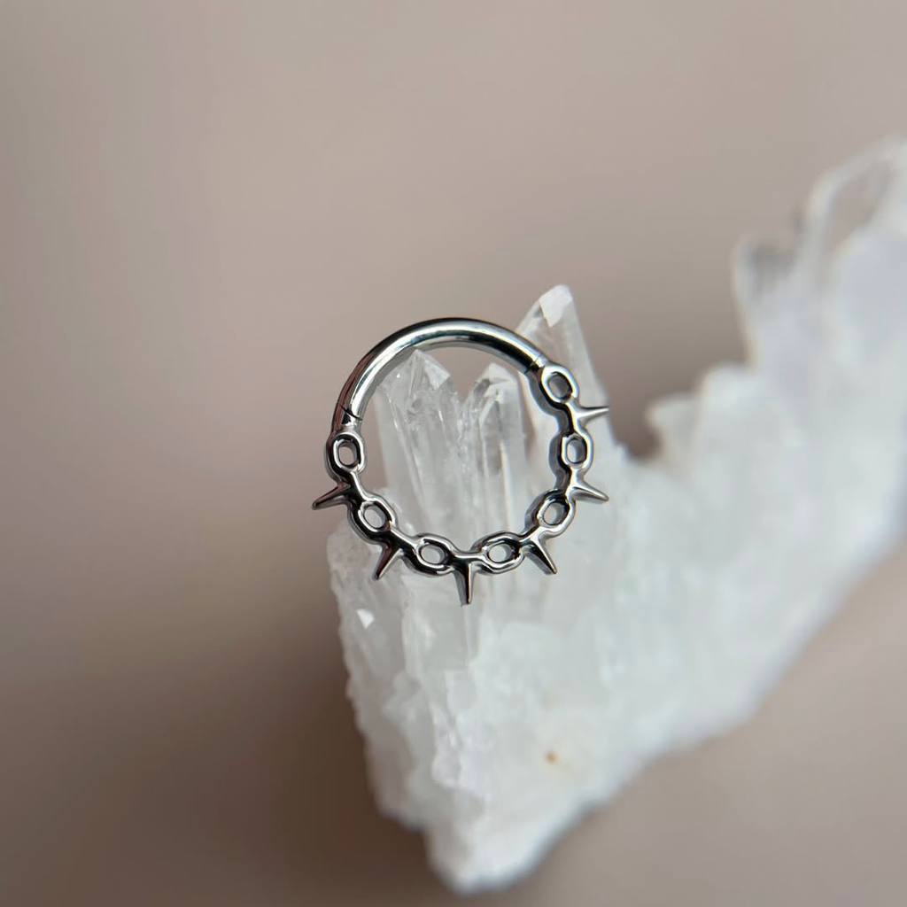 Tytanowy clicker G23 z ćwiekami – srebrny kolczyk do piercingu septum i daith