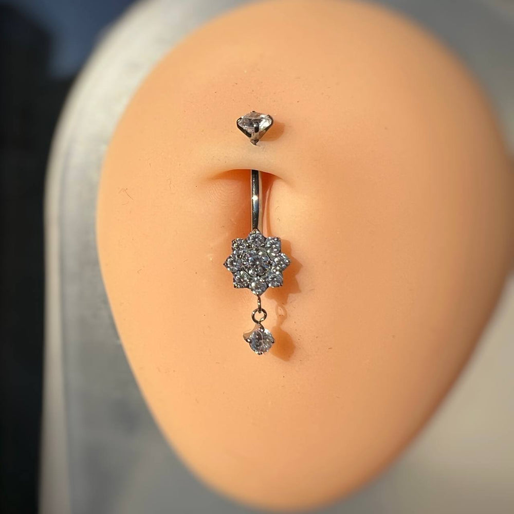 TYTANOWY  KOLCZYK  DO PĘPKA  SREBRNY KWIAT Z  BIAŁYMI CYRKONIAMI