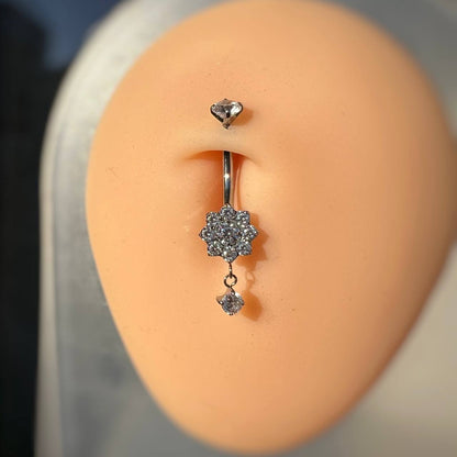 Tytanowy KOLCZYK do pępka Srebrny kwiat z białymi cyrkoniami