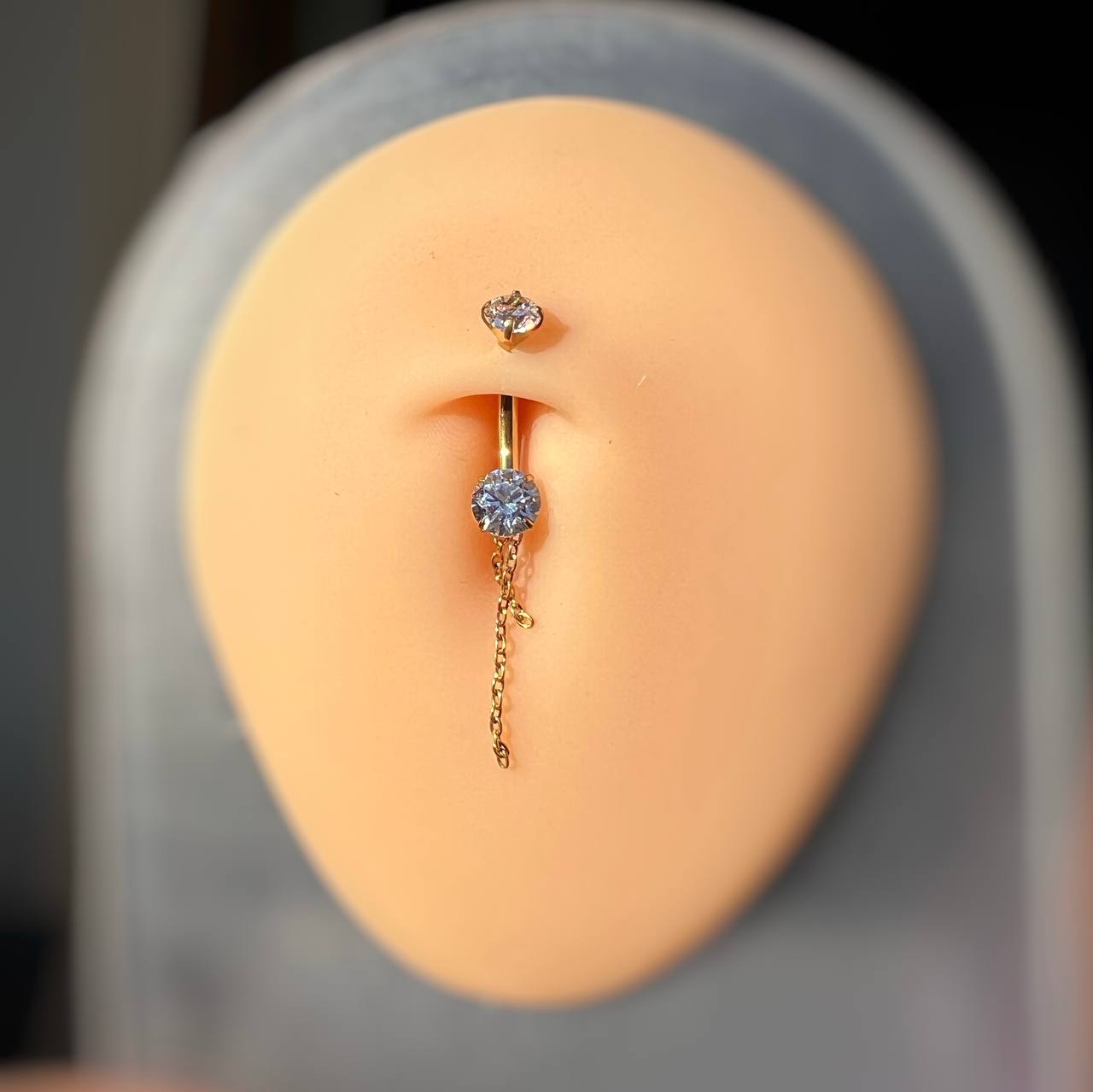 Tytanowy KOLCZYK do pępka z cyrkonią i łańcuszkiem Srebrny Złoty