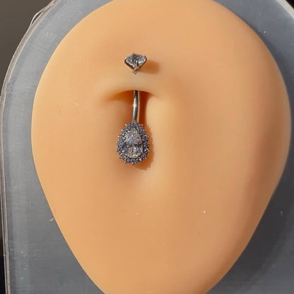 Tytanowy srebrny kolczyk do pępka z białymi cyrkoniami w kształcie kropli