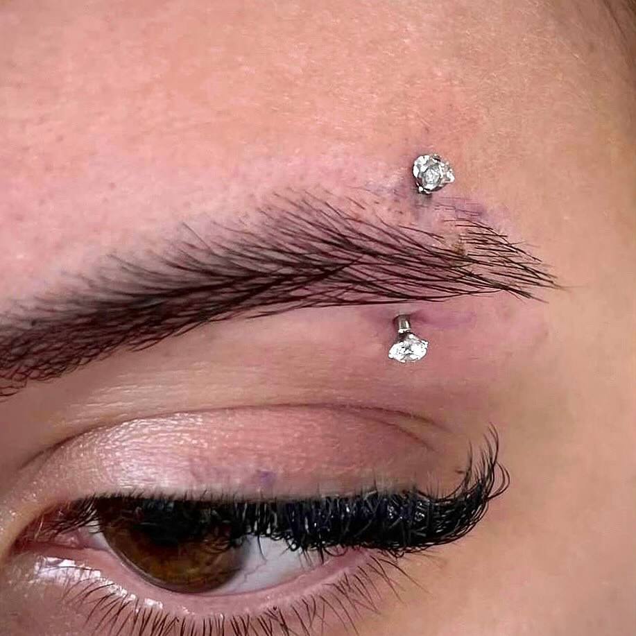 BANAN TYTANOWY DO PIERCINGU Z DWOMA CYRKONIAMI – BRWI / PĘPEK