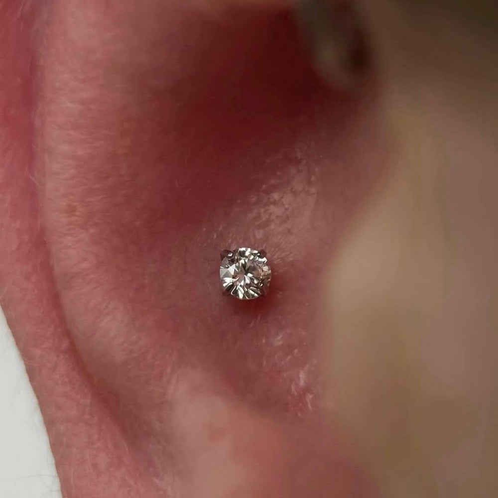 Tytanowy Srebrny  kolczyk LABRET z cyrkonią – G23