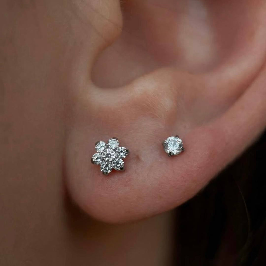 Tytanowy labret z  cyrkonią – kolczyk do piercingu ucha – złoty