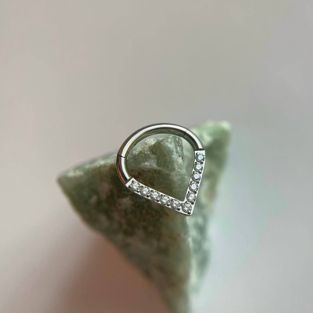PIERCING Tytanowy CLICKER  łezka z białymi cyrkoniami – kolczyk  Srebrny