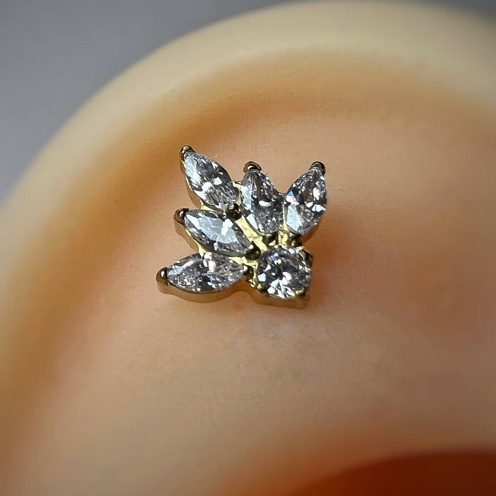 Kolczyk LABRET tytanowy złoty z cyrkoniami w kształcie listków ASTM F-136