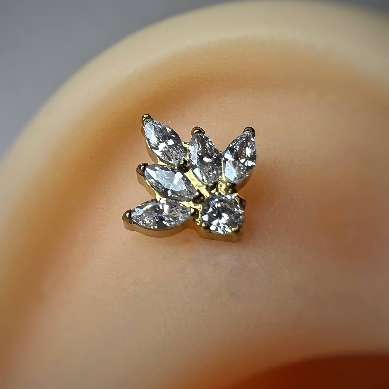 Kolczyk LABRET tytanowy złoty z cyrkoniami w kształcie listków ASTM F-136