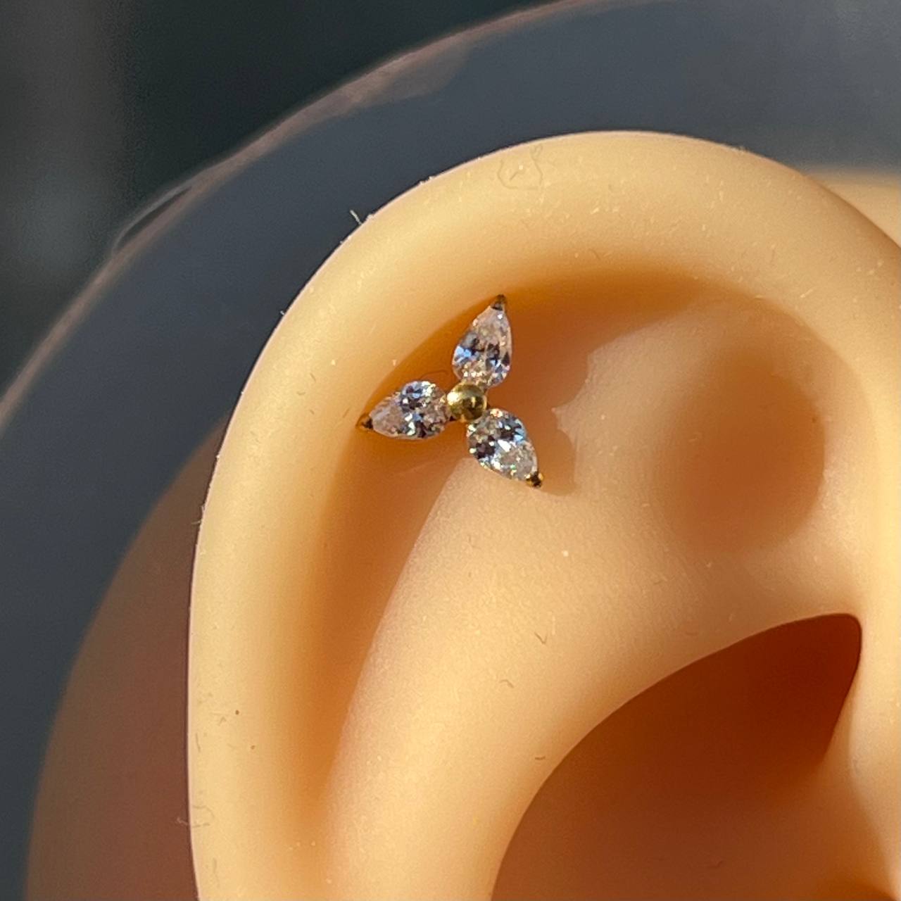 Kolczyk LABRET tytanowy Złoty z cyrkoniami