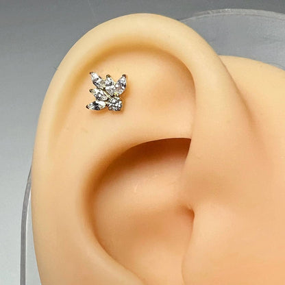 Kolczyk LABRET tytanowy złoty z cyrkoniami w kształcie listków ASTM F-136