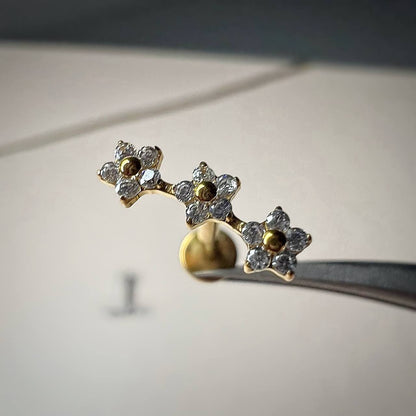 Kolczyk LABRET tytanowy Złoty z potrójnym motywem kwiatów i cyrkoniami ASTM F-136