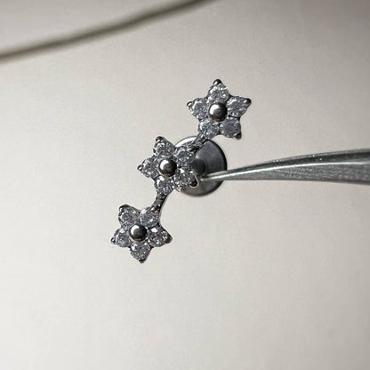 Kolczyk LABRET tytanowy Srebrny  z potrójnym motywem kwiatów i cyrkoniami ASTM F-136