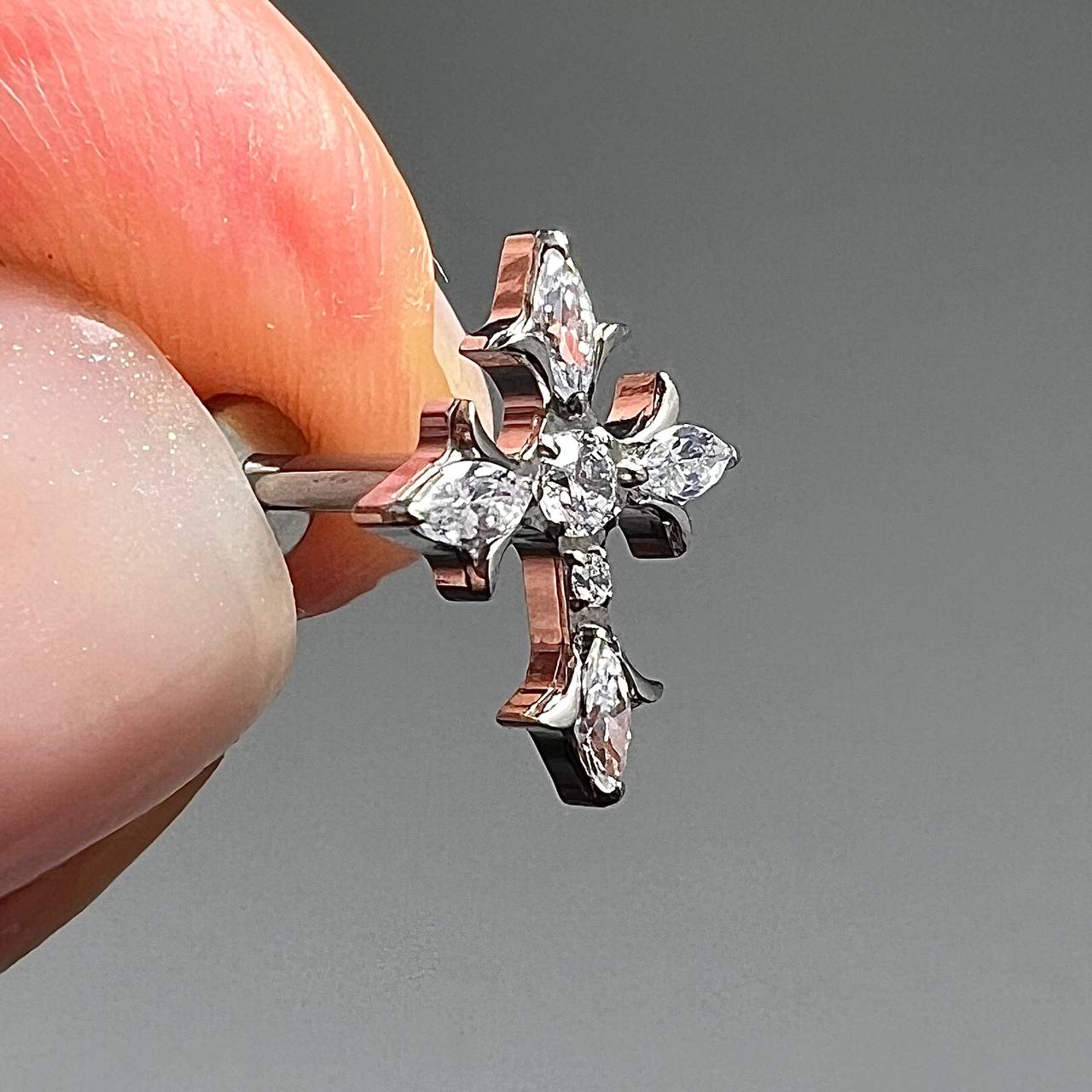 Kolczyk LABRET tytanowy krzyż z cyrkoniami Srebrny