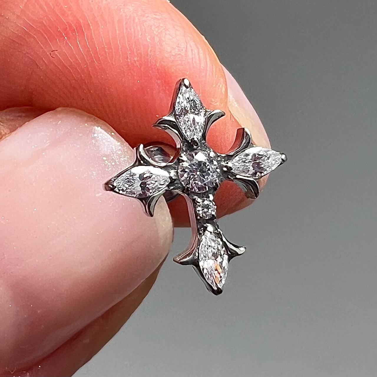 Kolczyk LABRET tytanowy krzyż z cyrkoniami Srebrny