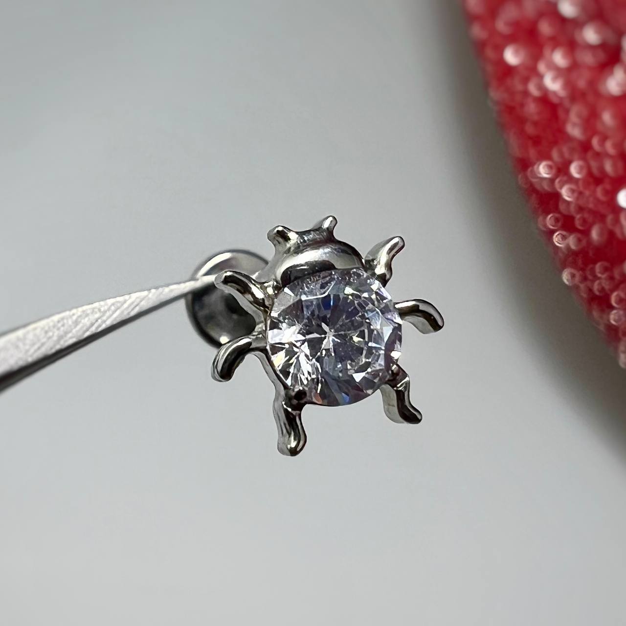 Kolczyk do piercingu Pająk z cyrkonią – tytan ASTM F-136 srebrny labret