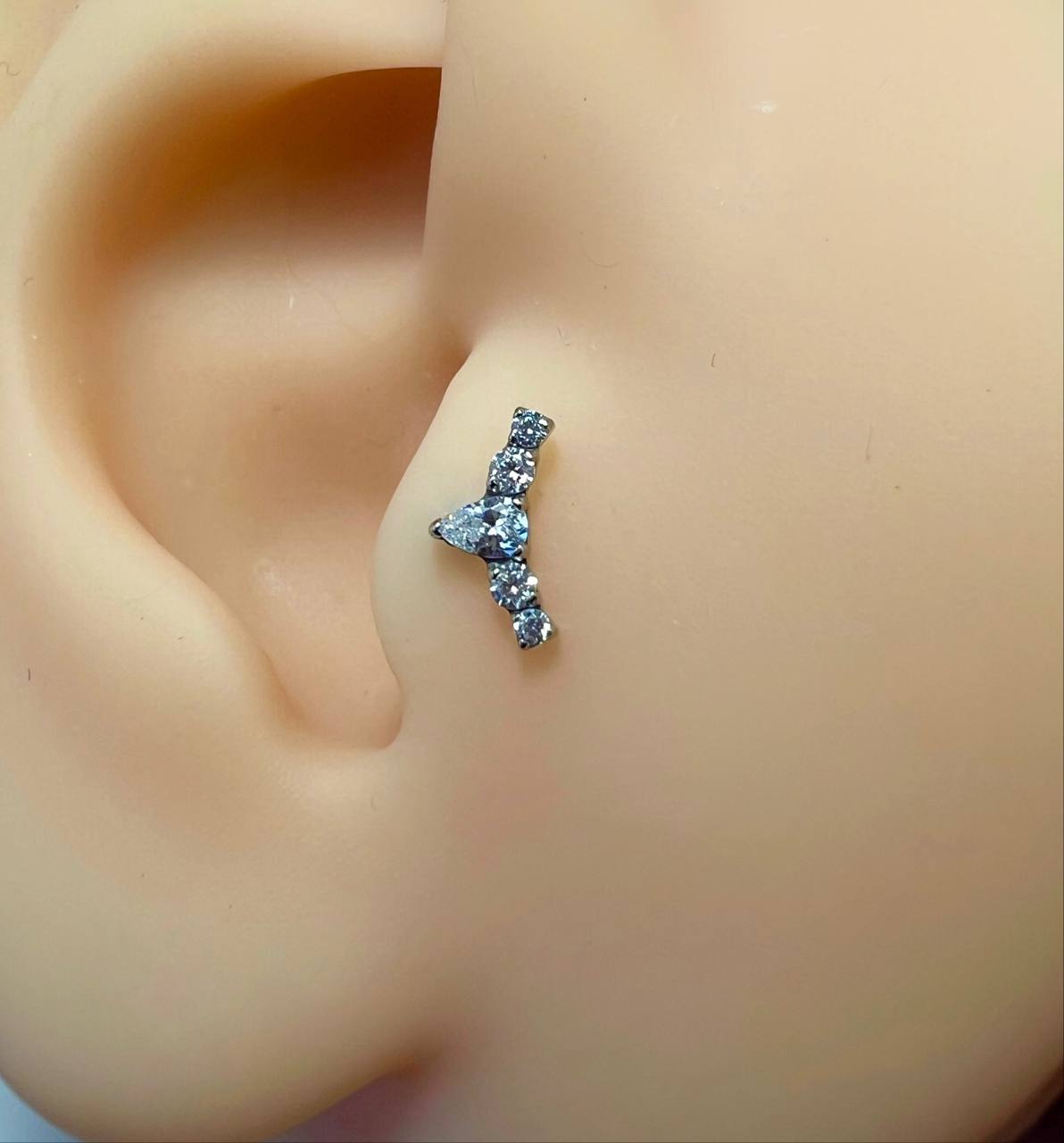 Srebrny  kolczyk do piercingu z cyrkonią w kształcie łezki