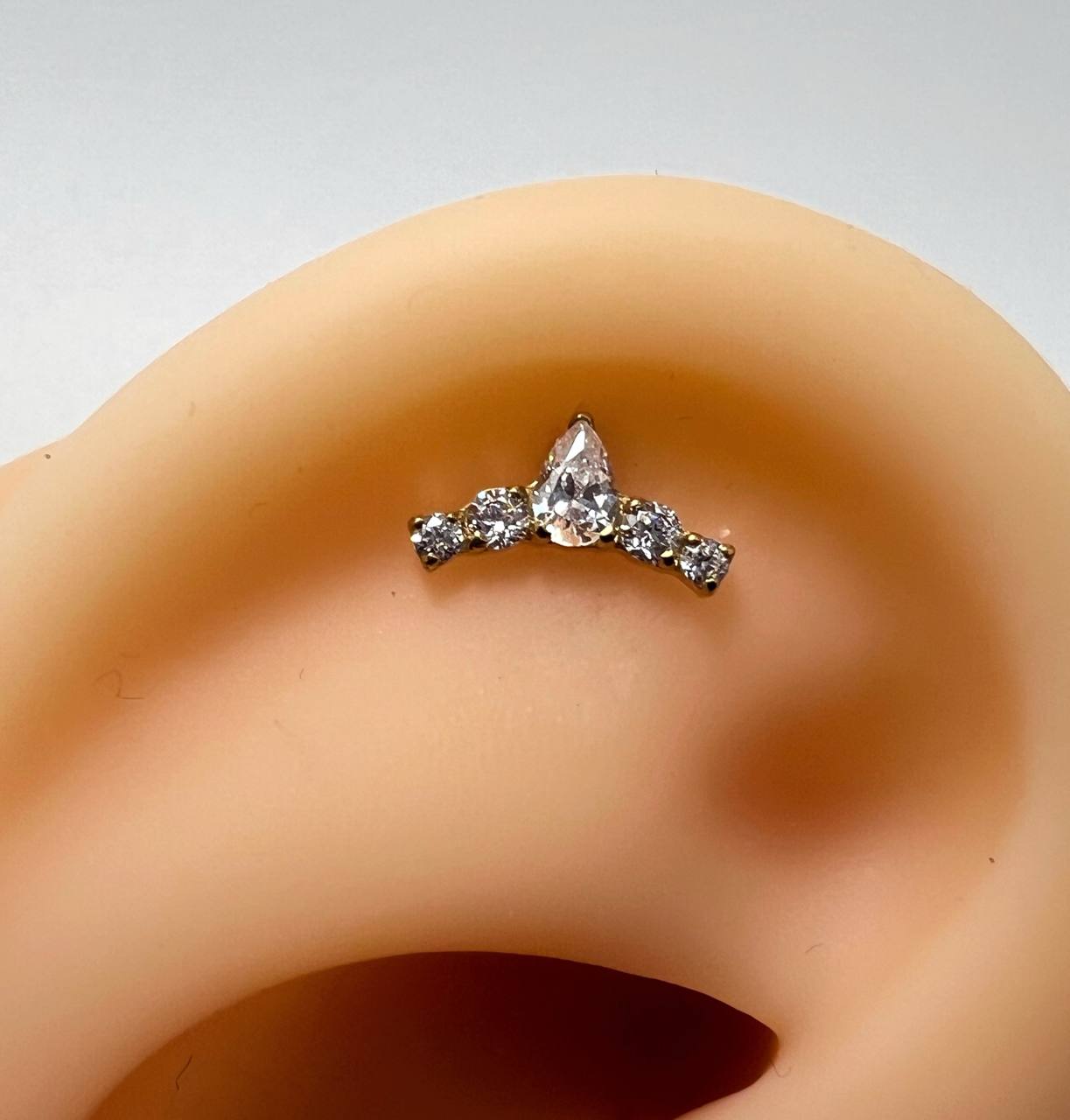 Złoty kolczyk do piercingu z cyrkonią w kształcie łezki