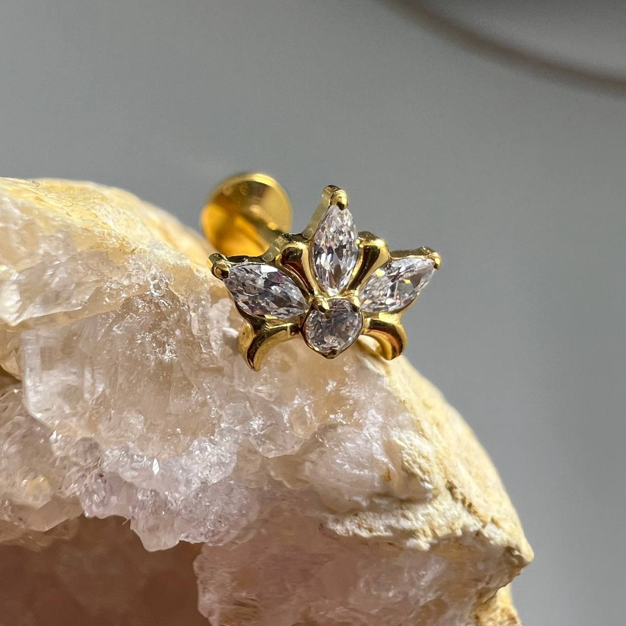 Kolczyk labret do piercingu – złoty kwiat z cyrkoniami