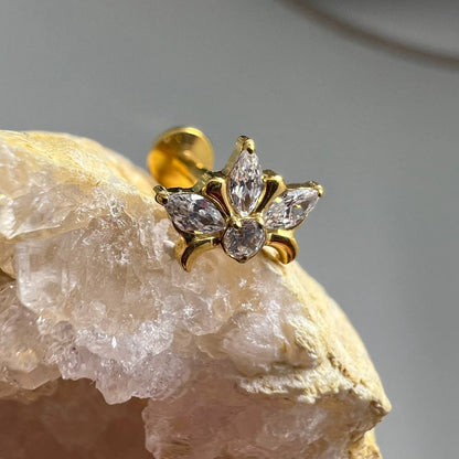 Kolczyk labret do piercingu – złoty kwiat z cyrkoniami