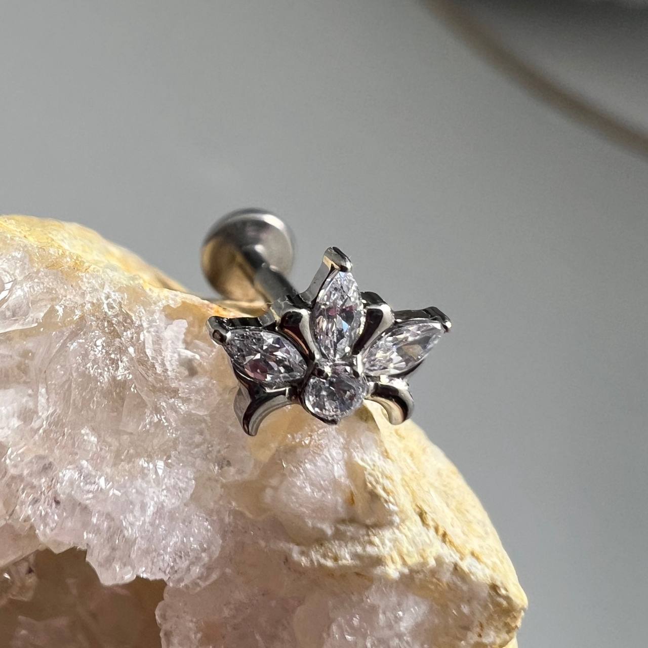 Kolczyk labret do piercingu – srebrny kwiat z cyrkoniami