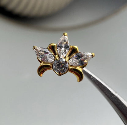 Kolczyk labret do piercingu – złoty kwiat z cyrkoniami