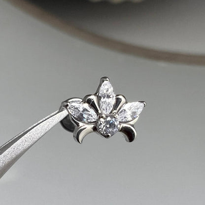 Kolczyk labret do piercingu – srebrny kwiat z cyrkoniami