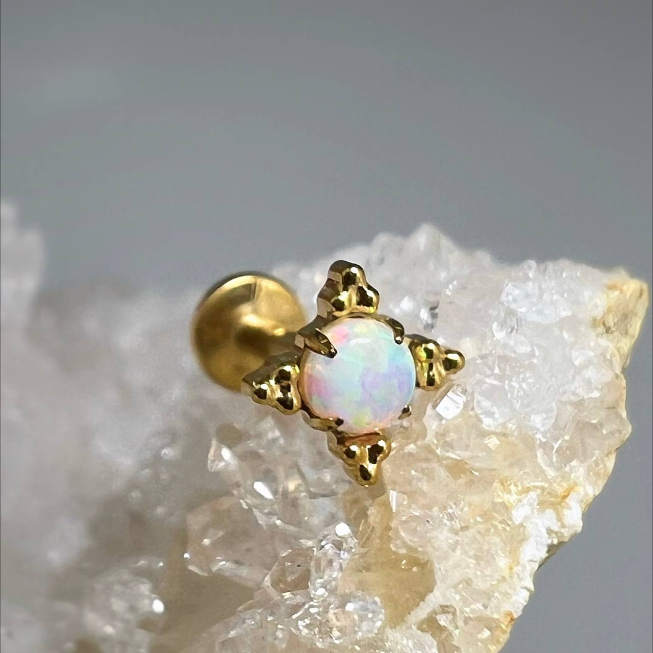 Kolczyk labret do piercingu – złoty  z opalem