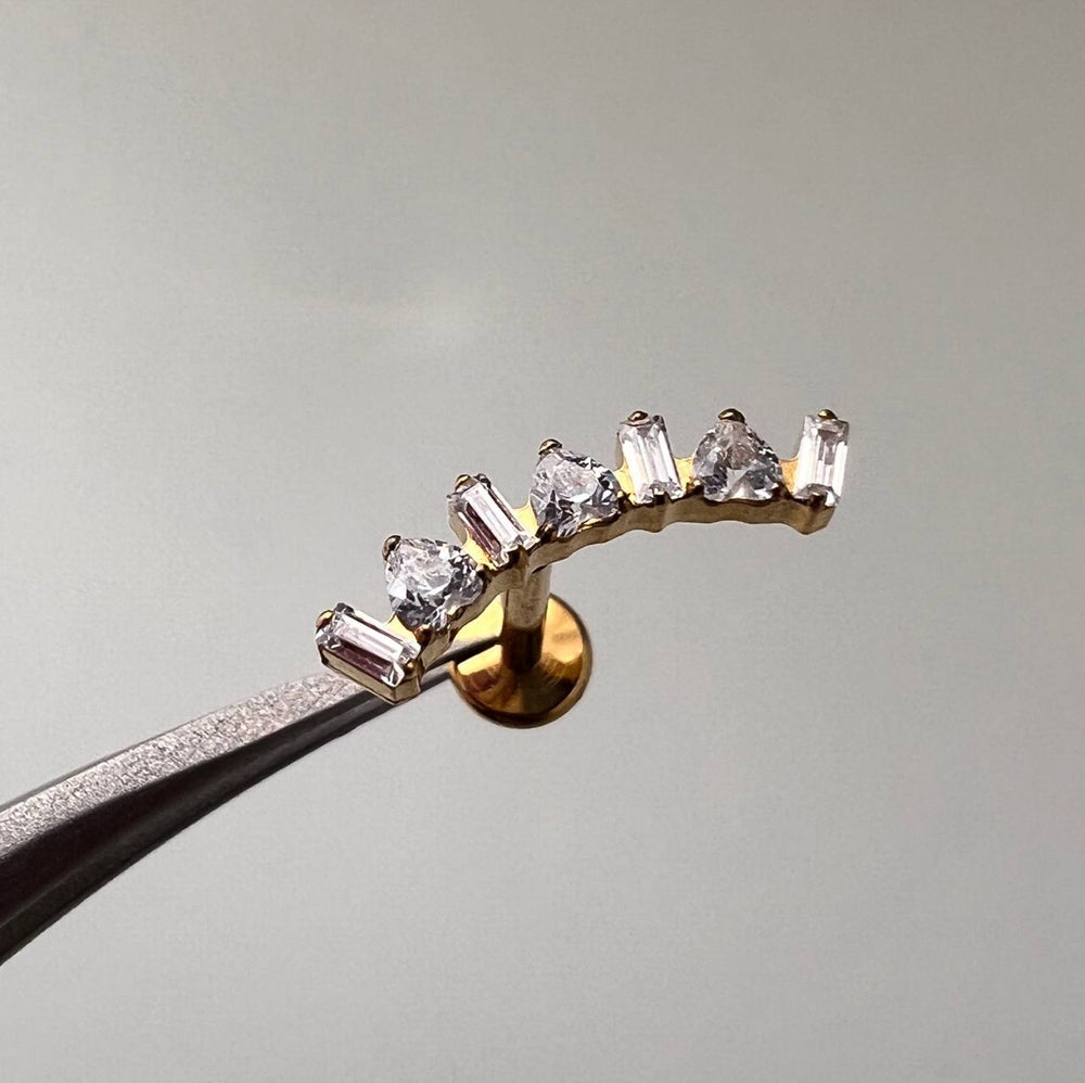 Tytanowy kolczyk labret z cyrkoniami Złoty