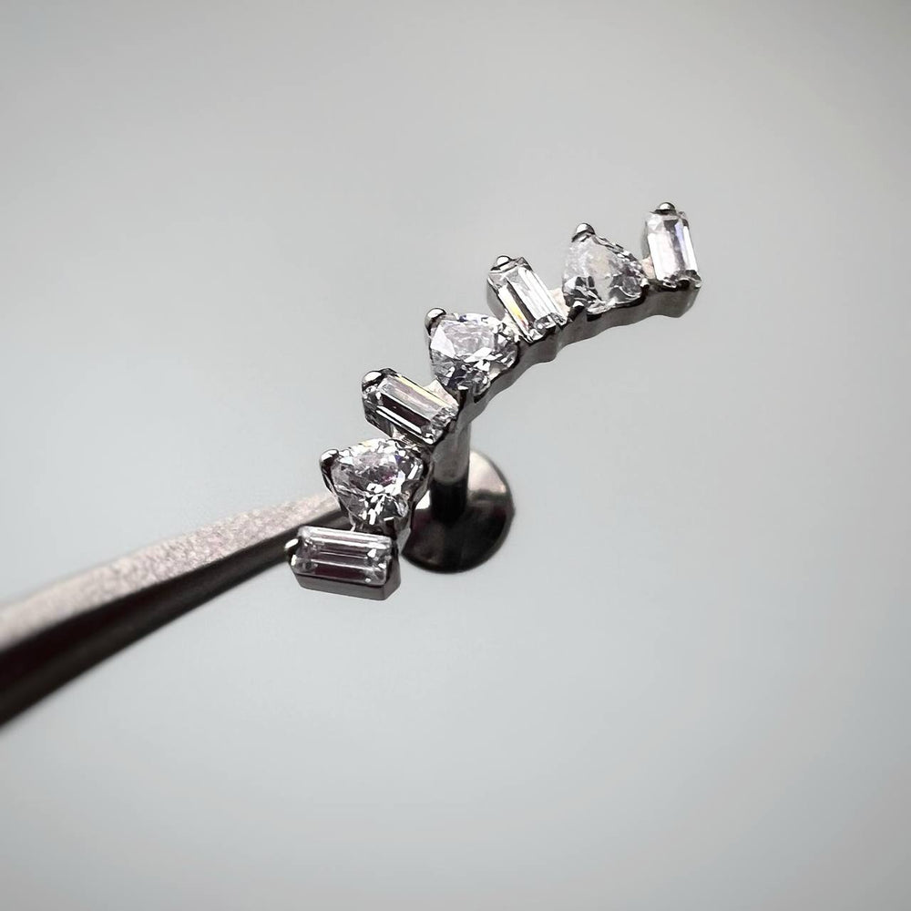 Tytanowy kolczyk labret z cyrkoniami Srebrny