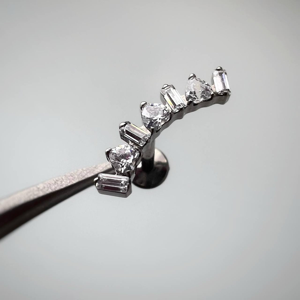 Tytanowy kolczyk labret z cyrkoniami Srebrny