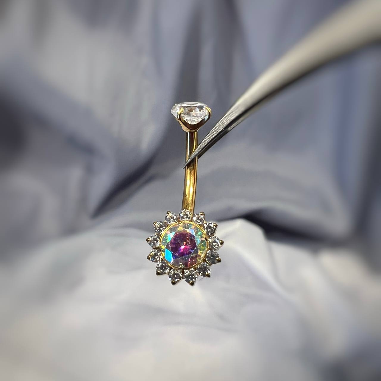 Tytanowy złoty kolczyk do pępka w kształcie kwiatka z cyrkoniami