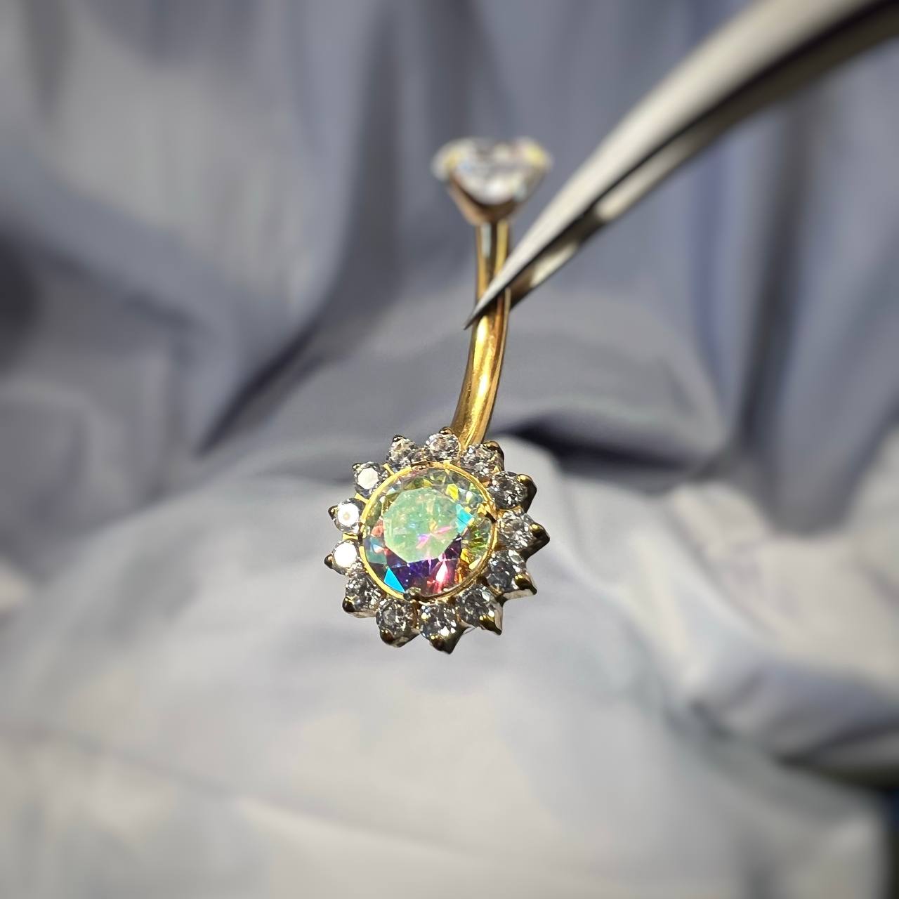 Tytanowy złoty kolczyk do pępka w kształcie kwiatka z cyrkoniami