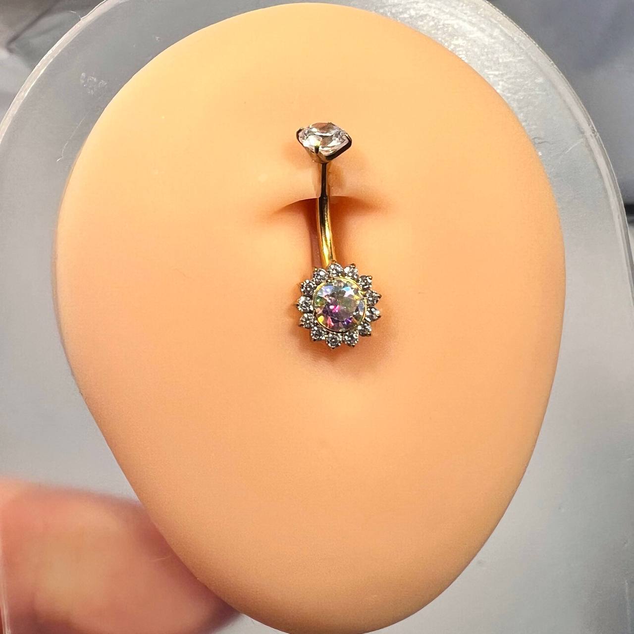 Tytanowy złoty kolczyk do pępka w kształcie kwiatka z cyrkoniami