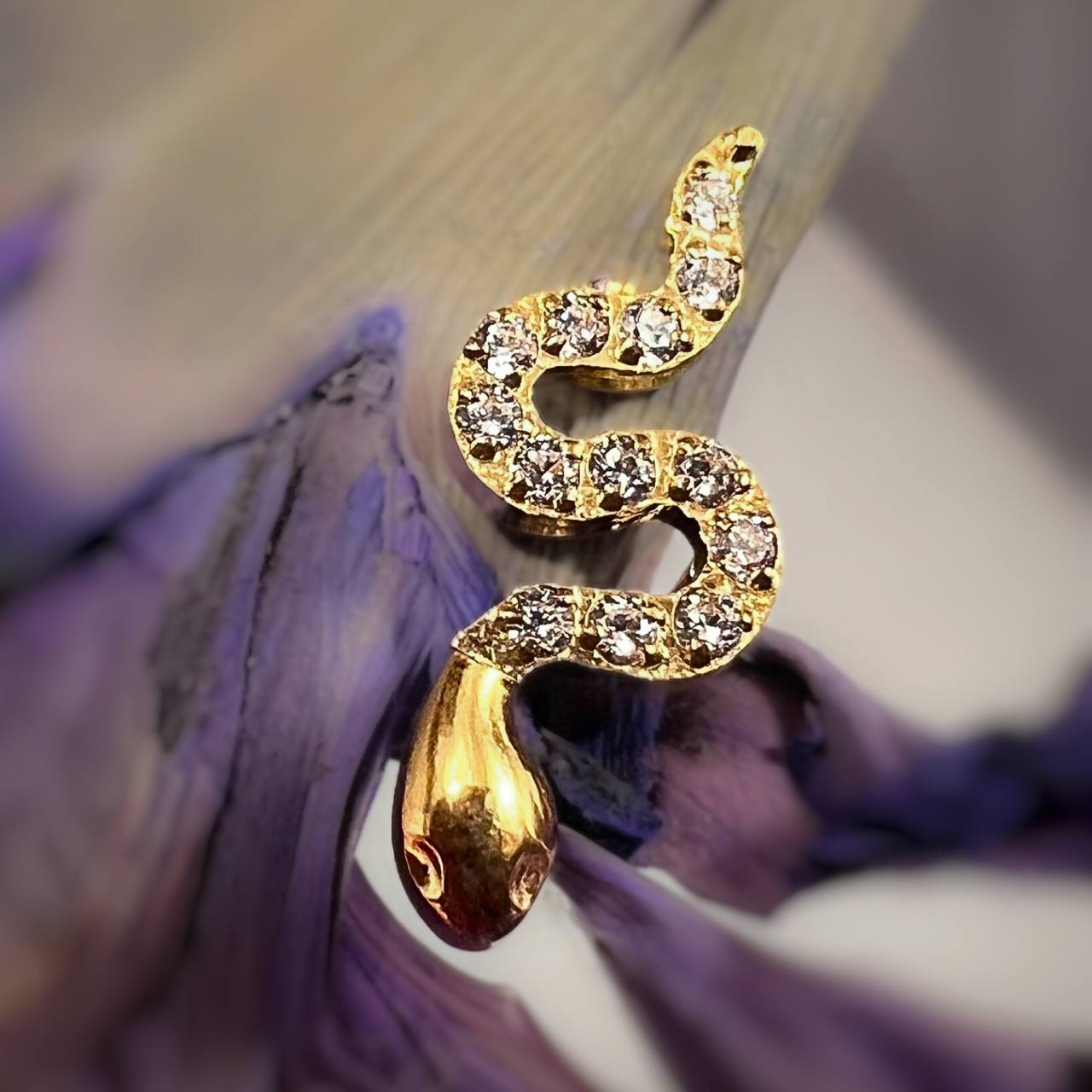 TYTANOWY KOLCZYK LABRET ZŁOTY WĄŻ Z BIAŁYMI CYRKONIAMI