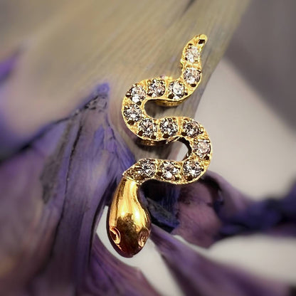 TYTANOWY KOLCZYK LABRET ZŁOTY WĄŻ Z BIAŁYMI CYRKONIAMI