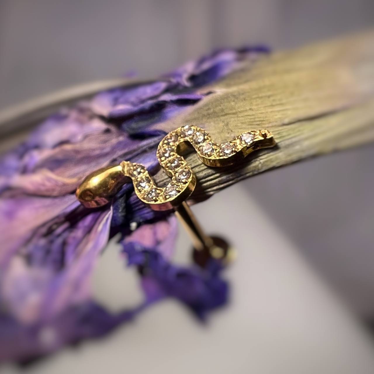 TYTANOWY KOLCZYK LABRET ZŁOTY WĄŻ Z BIAŁYMI CYRKONIAMI