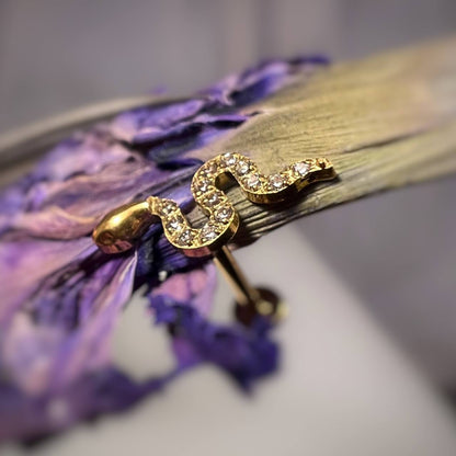 TYTANOWY KOLCZYK LABRET ZŁOTY WĄŻ Z BIAŁYMI CYRKONIAMI