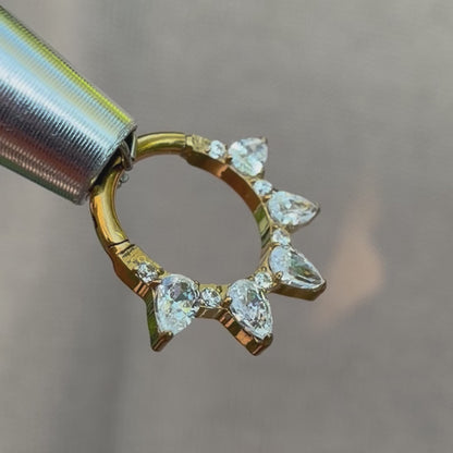 Tytanowy clicker Crown z białymi cyrkoniami – kolczyk do piercingu ucha  – złoty