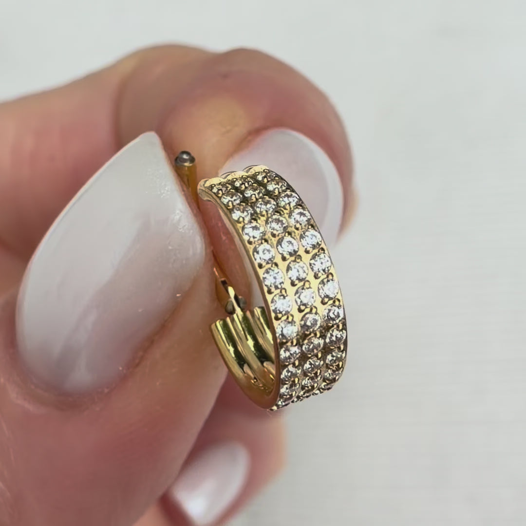 Tytanowe kółko clicker z potrójnym rzędem cyrkonii do piercingu ucha – złote