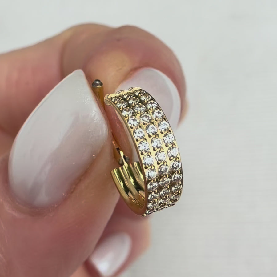 Tytanowe kółko clicker z potrójnym rzędem cyrkonii do piercingu ucha – srebrne