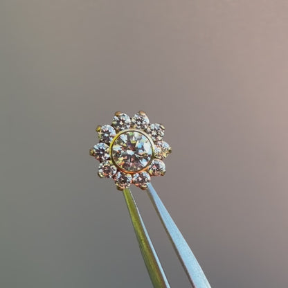 Kolczyk do piercingu ucha kwiat z cyrkoniami – tytanowy labret –  złoty