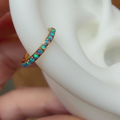 Kolczyk do piercingu clicker z niebieski opalami – tytanowy złoty